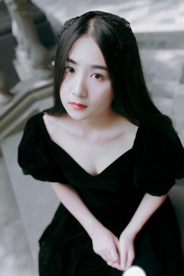 黑衣黑头发美女