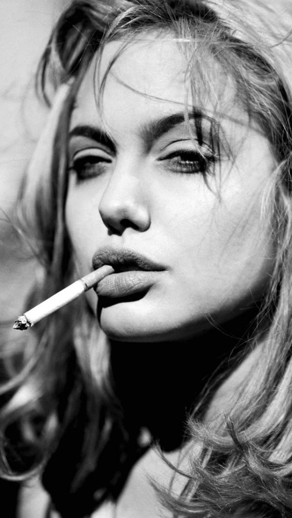 抽烟的女星图片