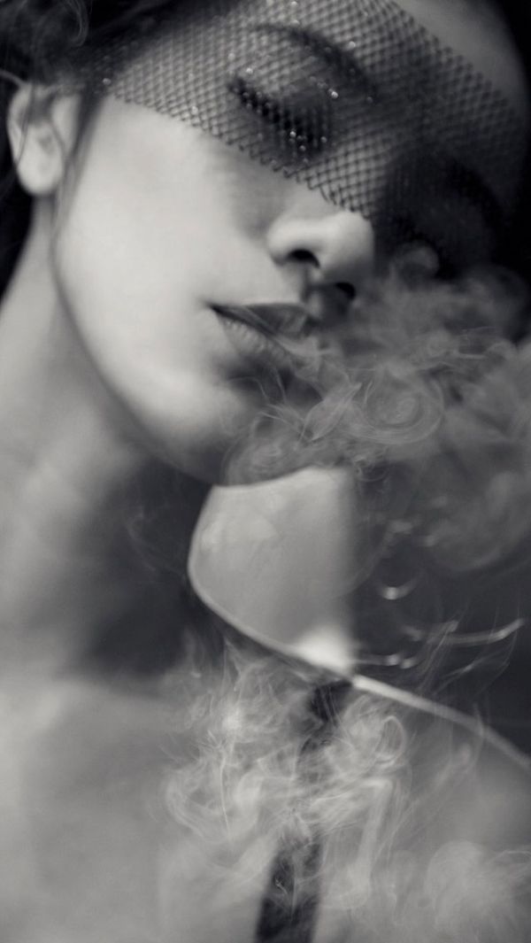 女生抽烟壁纸唯美图片